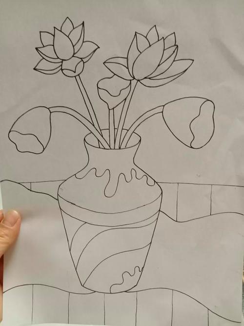 选择较粗的勾线笔勾出外轮廓画带好看花瓶加花怎么画漂亮如图