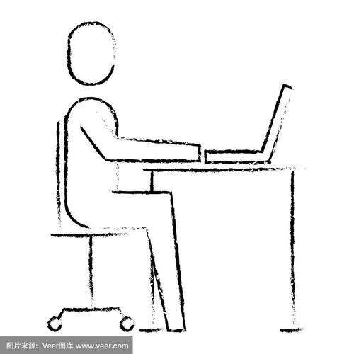 商人坐在办公桌上用笔记本电脑工作