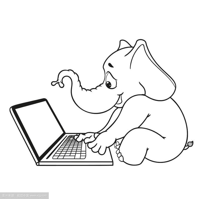 坐在电脑前上网工作